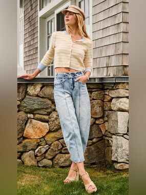 Altar’d State Connor Barrel Jeans Light Wash Size 8 High‎ Rise Trendy Denim
